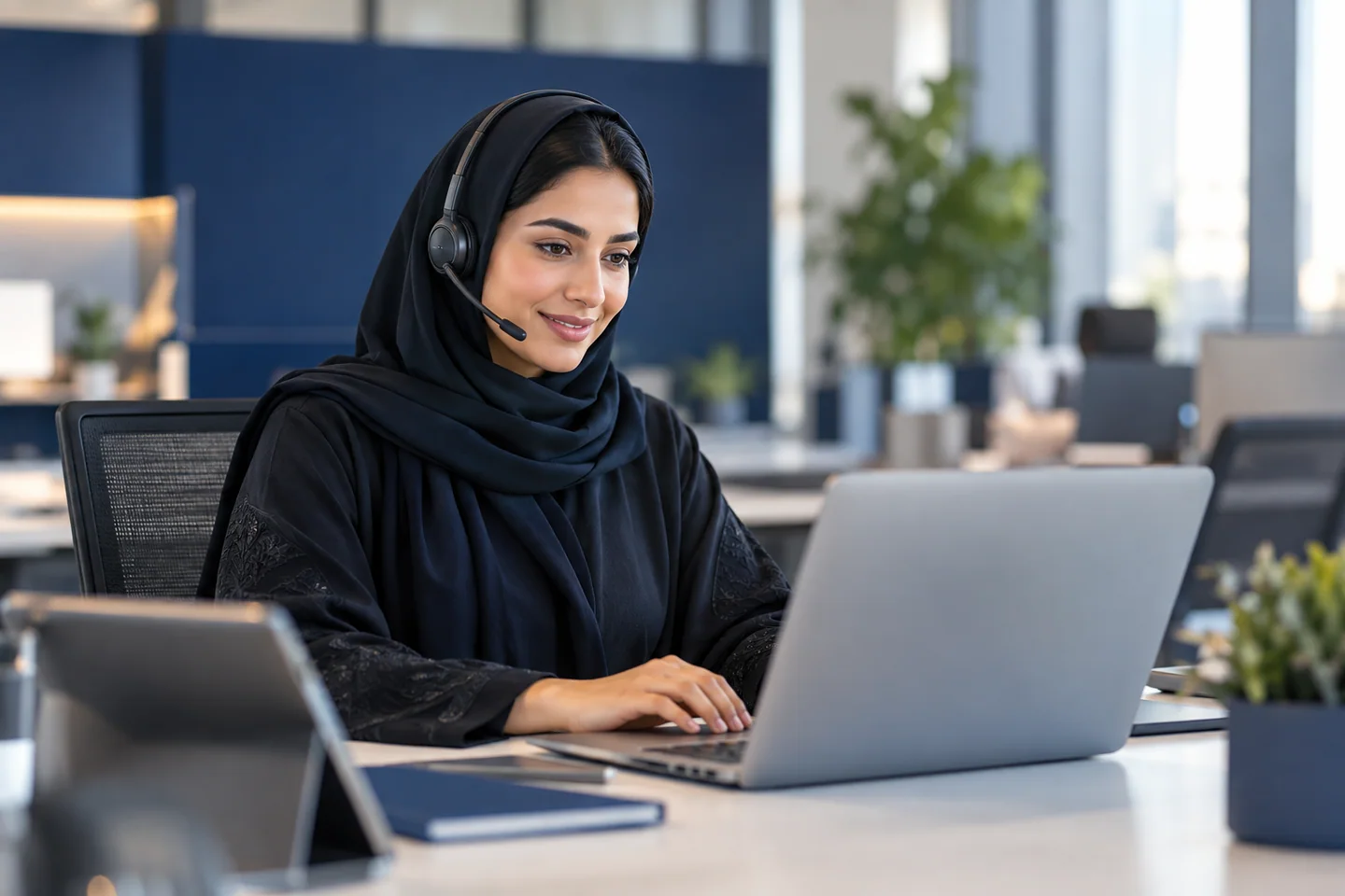 متخصصة دعم تتابع طلبات التواصل في مكتب سعودي