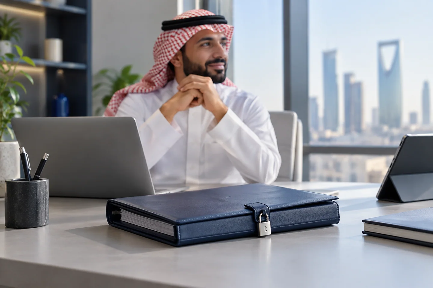ملف مستندات مغلق على مكتب يرمز للعناية ببيانات التواصل