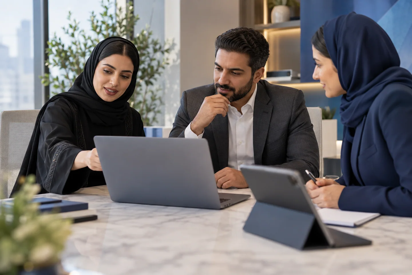 فريق استشاري يناقش احتياجات صاحب أعمال في مكتب سعودي